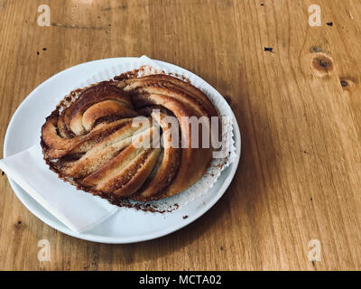 À la cannelle fraîchement cuit au four avec des tranches de pomme sur la surface en bois. Copier l'espace. Banque D'Images