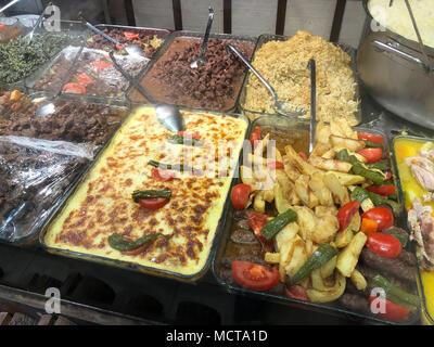 / Turc traditionnel servi dans les aliments faits maison Karadeniz Big bacs à partir du restaurant à vendre. Banque D'Images