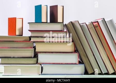 Pile de livres sur fond de bois Banque D'Images