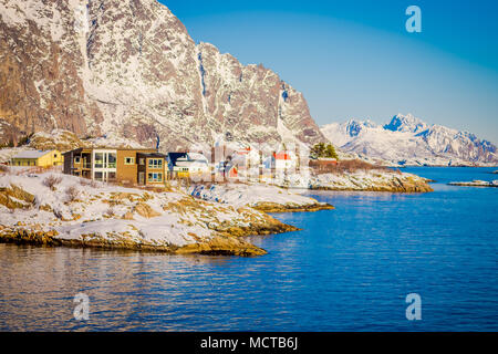 Belle vue extérieure de bâtiments en bois sur un rocher dans une station au cours d'un magnifique ciel bleu à îles Lofoten, Svolvær Banque D'Images