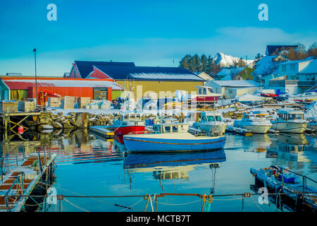 Henningsvær, Norvège - le 04 avril 2018 : vue extérieure de petits bateaux de pêche dans un port de pêche sur les îles Lofoten Banque D'Images