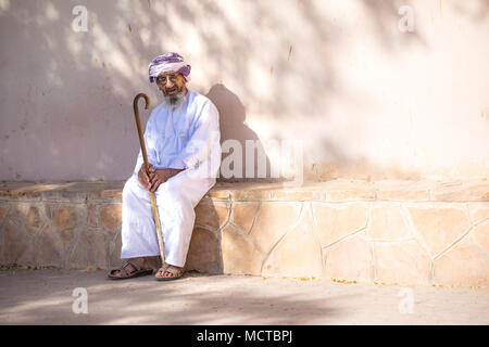 Nizwa, Oman - Mar 23, 2018 : Portrait d'un vieil homme omanais assister à une vente aux enchères le chèvre une chèvre tôt vendredi matin, marché. Banque D'Images