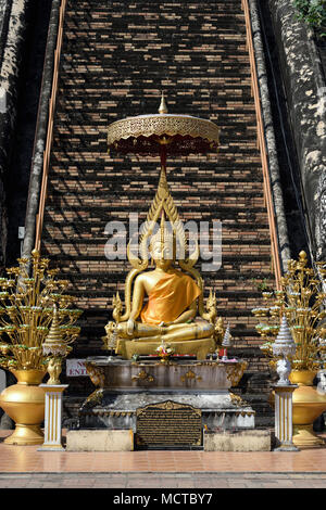 Statue du Bouddha d'or à l'échelle vers le grand temple de la pagode chedi Wat Chedi Luang, Chiang Mai, Thaïlande Banque D'Images