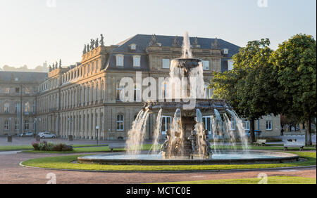 Stuttgart : Schlossplatzspringbrunnen et Neues Schloss (nouveau palais) tôt le matin. Banque D'Images