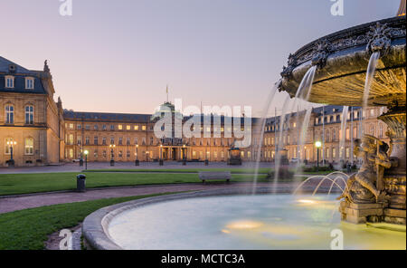 Stuttgart : Schlossplatzspringbrunnen et Neues Schloss (nouveau palais) tôt le matin. Banque D'Images