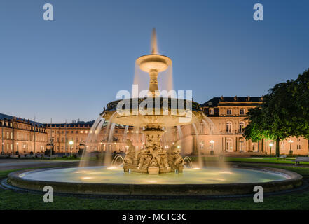 Stuttgart : Schlossplatzspringbrunnen et Neues Schloss (nouveau palais) tôt le matin. Banque D'Images