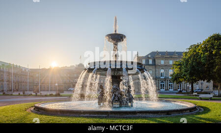 Stuttgart : Schlossplatzspringbrunnen et Neues Schloss (nouveau palais) tôt le matin. Banque D'Images