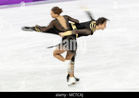 Flou de mouvement d'action d'Alisa Agafonova/Alper Ucar (TUR) en patinage artistique - danse sur glace gratuitement aux Jeux Olympiques d'hiver de PyeongChang 2018 Banque D'Images