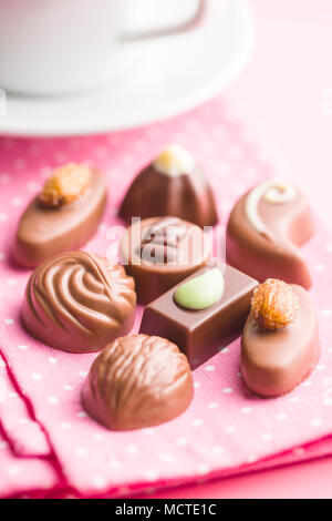 Pralines Belge mixte. Truffes au chocolat sur serviette rose. Banque D'Images