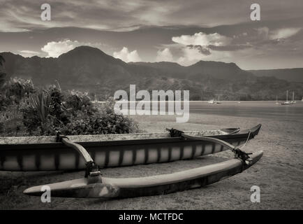 Pirogue sur la plage de Hanalei, avec le lever du soleil. Kauai, Hawaii Banque D'Images