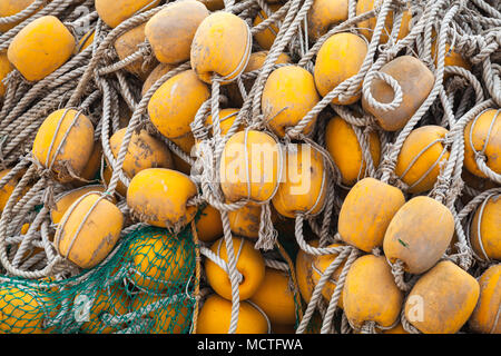 Pile de sécher les filets de pêche avec des flotteurs jaunes. Contexte photo Banque D'Images