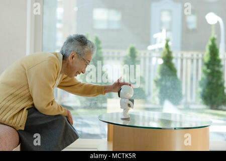 Senior couple avec robot Banque D'Images