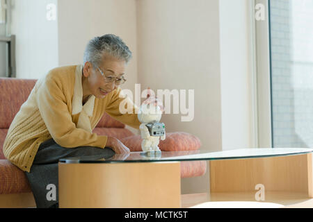 Senior couple avec robot Banque D'Images