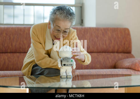 Senior couple avec robot Banque D'Images