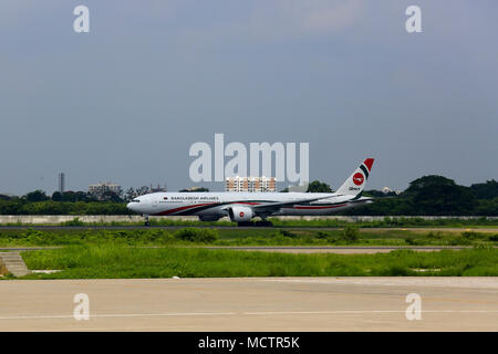 Biman Bangladesh Airlines Boeing 777-300 ER avion sur la piste de l'Aéroport International Hazrat Shahjalal. Dhaka, Bangladesh Banque D'Images