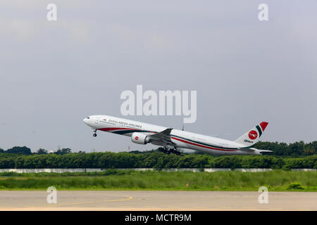 Biman Bangladesh Airlines Boeing 777-300 ER aéronef volant à partir de l'Aéroport International Hazrat Shahjalal. Dhaka, Bangladesh Banque D'Images