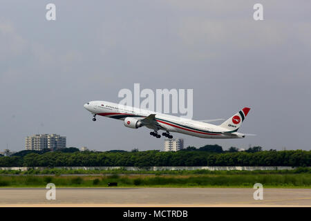 Biman Bangladesh Airlines Boeing 777-300 ER aéronef volant à partir de l'Aéroport International Hazrat Shahjalal. Dhaka, Bangladesh Banque D'Images