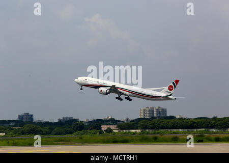 Biman Bangladesh Airlines Boeing 777-300 ER aéronef volant à partir de l'Aéroport International Hazrat Shahjalal. Dhaka, Bangladesh Banque D'Images