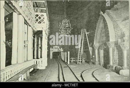 . Fig. 2.âwieliczk. sai,t se mélange, la Galice. La gare sur le troisième niveau. (Par courtoisie de Sir Isaac Pitman &amp;â SonSy Ltd.) une ellipse avec l'axe plus orientée nord-est au sud-ouest, c'est à dire que les dépôts atteignent leur épaisseur maximale le long de cette ligne, et d'éclaircir au nord-ouest et sud-est de celle-ci. Sylvinite existe dans deux lits de 0,75 m. à 8 m. d'épaisseur (localement jusqu'à 17 ft.) appartenant à la période tertiaire. Le toit dans les mines est formé d'argile dure, ce qui rend le fonctionnement étanche. Les couches horizontales du sel sont colorés en plus belle ombre Banque D'Images