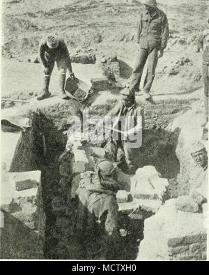 . J'IG. 2.-e-XCAVATING THK TEMPI.E : DE L'JIOOX-DIEU À UR IX 1919. La ziggourat, ou temple-tour, en arrière-plan. Par la courtoisie du British Museum. Le tour de mise en scène déjà mentionnées ci-dessus qui a été la plus remarquable de toutes les villes sumériennes, de son volume éclipsant tous les autres bâtiments de l'endroit et dominant la plaine alluviale autour ; même à- jour ses ruines sont un point de repère visible pour de nombreux kilomètres. Dans le coin du sud il y a peut-être été le palais du roi, un site qui peut-être attend encore d'excava- tion ; le reste de la temenos, autant que nous puissions en juger encore, a été occupé par temple Banque D'Images