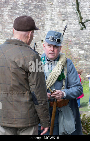 Soldats à St Briavels Castle, l'Histoire en Action Banque D'Images