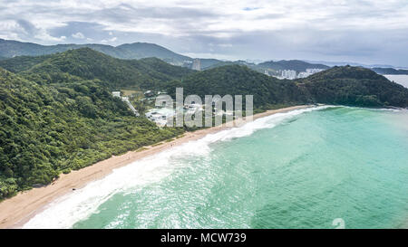 Balneario Camboriu, Santa Catarina, Brésil. Vue aérienne de la plage de l'amour. Banque D'Images