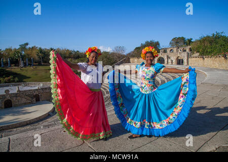 Femme dominicaine local habillés en costume traditionnel des Caraïbes à La Romana Casa de Campo en République dominicaine Punta Cana Banque D'Images