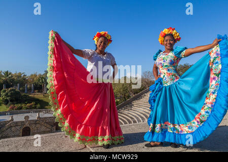 Femme dominicaine local habillés en costume traditionnel des Caraïbes à La Romana Casa de Campo en République dominicaine Punta Cana Banque D'Images