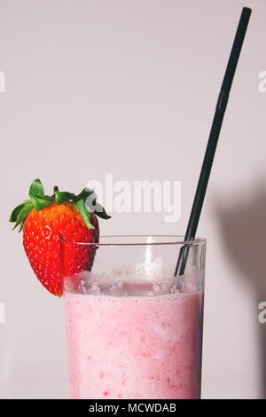 Lait à la fraise en verre avec fond blanc Banque D'Images