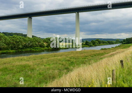 Vue sur la rivière Ruhr au pont Ruhrtal Banque D'Images