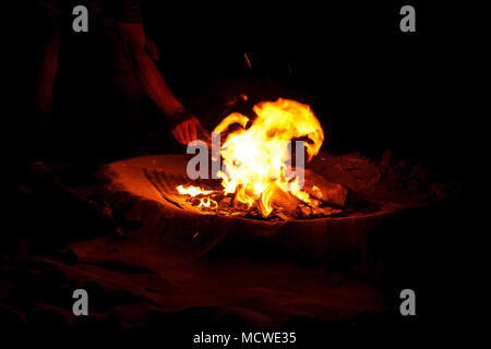 Une longue exposition photo d'un feu sur la plage, Long Beach, Ko Lanta, Thaïlande. Banque D'Images