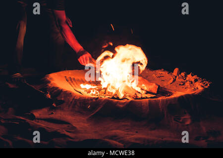 Une longue exposition photo d'un feu sur la plage, Long Beach, Ko Lanta, Thaïlande. Banque D'Images