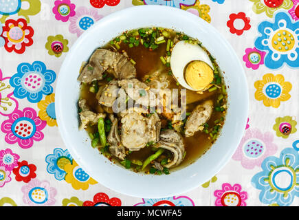 Vue de dessus d'une soupe à l'œuf et de porc mariné à la street food le week-end market, Phuket, Thailand Banque D'Images