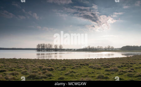 Une image de Rutland Water, pris sur un soir de printemps, Rutland, England, UK Banque D'Images