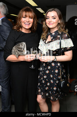 Lorraine Kelly (à gauche) et Rosie Smith assistant à une soirée avec Chickenshed à l'ITV Studios à Southbank à Londres. Photo date : mardi 17 avril, 2018. Crédit photo doit se lire : Ian West/PA Wire Banque D'Images