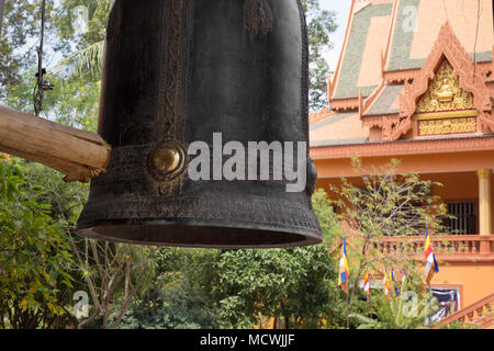 Pagode bouddhiste traditionnelle avec de grosses bell, temple bouddhiste de Siem Reap, Cambodge Asie Banque D'Images