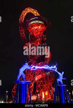 UTILISATION ÉDITORIALE SEULS les Lords of Lightning se présentent à l'Orbit ArcelorMittal au parc olympique Queen Elizabeth de Londres pour célébrer le prochain festival du 10e anniversaire « Arcadia London », qui présentera l'Aradia Spider, une araignée incendiaire de 50 tonnes, reconnaissable au Glastonbury Festival. Banque D'Images