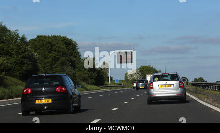 Signe électronique ralentir sur l'autoroute M4 en Angleterre Banque D'Images