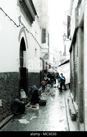 Vieille photo à l'aide d'un filtre d'une petite rue bondée à côté de l'ancien souk à Casablanca, Maroc Banque D'Images
