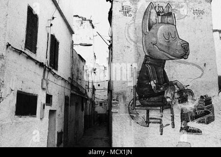 Vieille photo noir et blanc d'un grand graffito sur une façade de maison à Casablanca, Maroc Banque D'Images