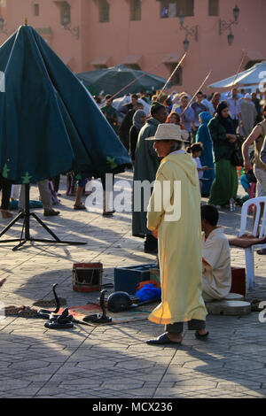 Habillé traditionnellement charmeur de serpent arabe en face de son érigé cobras à la fameuse place Jemaa el Fnaa à Marrakech, Maroc Banque D'Images