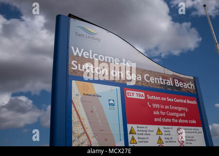 Panneau de bienvenue à Sutton on Sea plage centrale Banque D'Images