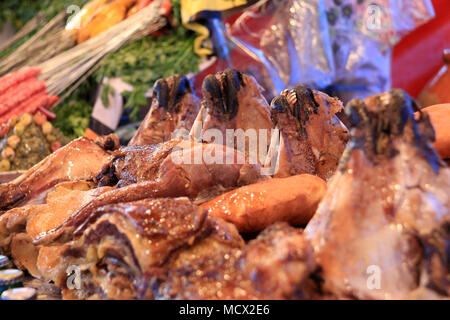 Les têtes de mouton bouilli montrant les dents sur un street food à la place Jemaa el Fnaa à Marrakech, Maroc Banque D'Images