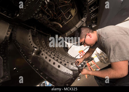 Navigant de première classe Kyle Segura, un F-15E Strike Eagle maintainer assigné à l'Escadron de maintenance expéditionnaire 332d, inspecte les organes sous un F-15E Strike Eagle lors de la phase de l'entretien 1 mars 2018, dans un endroit inconnu. Parce que beaucoup de Strike Eagles ont été en service pendant 30 ans ou plus, la phase de l'entretien est une occasion importante d'inspecter et remplacer les systèmes des aéronefs à partir de la base. (U.S. Photo de l'Armée de l'air par le sergent. Joshua Kleinholz) Banque D'Images