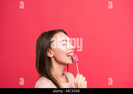 Woman licking lollipop couleur rouge isolé sur Banque D'Images