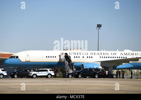 Vice-président de l'United States Mike Pence et deuxième Dame Karen Pence arrivent à la Caroline du Nord, de la base de la Garde nationale aérienne de l'Aéroport International de Charlotte Douglas, pour assister aux funérailles d'évangéliste Billy Graham le 2 mars 2018. Funérailles Grahams, tenue à la Billy Graham Library, n'aura plus de 2 000 invités présents. Banque D'Images