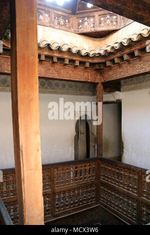 Porte d'entrée de l'ex-chambres de l'internat à la Medersa Ben Youssef (école coranique) à Marrakech, Maroc Banque D'Images