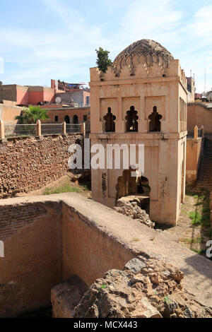 Vue extérieure d'une tour à une cour intérieure à l'extérieur de la Medersa Ben Youssef (école coranique) à Marrakech, Maroc Banque D'Images