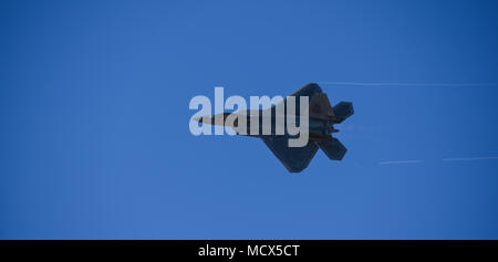 Un U.S. Air Force F-22 Raptor effectue des manœuvres aériennes au cours de l'assemblée annuelle de formation et de certification de vol du patrimoine au cours de la base aérienne Davis-Monthan Air Force Base, en Arizona, le 3 mars 2018. Créé en 1997, le CCCPP certifie pilotes civils de la ville historique de l'aviation militaire et les pilotes de l'US Air Force pour voler en formation au cours du prochain spectacles aériens. (U.S. Air Force photo par un membre de la 1re classe Frankie D. Moore) Banque D'Images