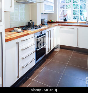 Cuisine modulaire en bois blanc avec plateaux et d'accessoires en acier inoxydable Banque D'Images